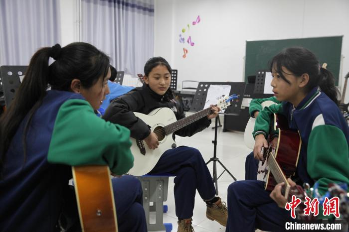 青?，斍撸簻p負不減質(zhì)“均衡發(fā)展”是教育關(guān)鍵詞