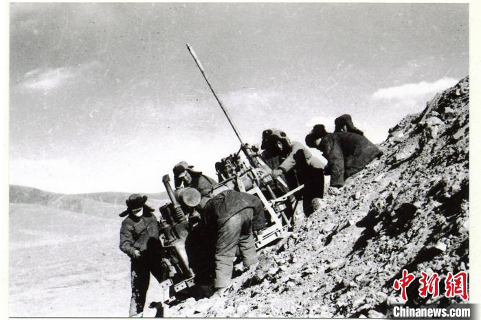 中鐵西北院科技工作者肩挑手扛運(yùn)送地質(zhì)鉆機(jī)。(資料圖) 中鐵西北科學(xué)研究院供圖