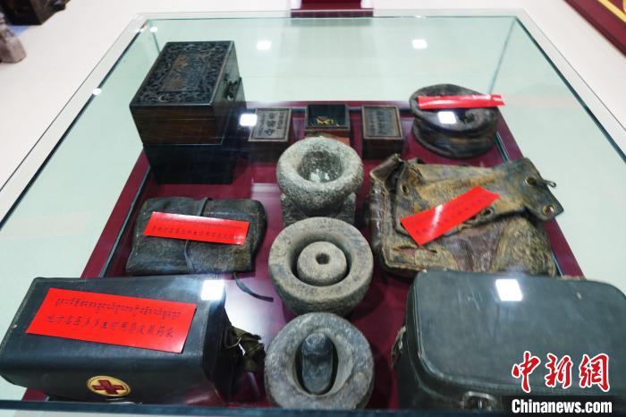 圖為藏醫(yī)傳統(tǒng)制藥石鍋石槽?！●R銘言 攝