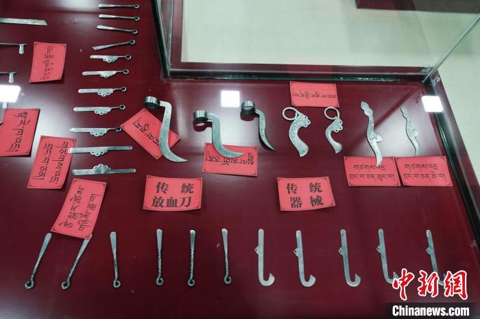 圖為藏醫(yī)古傳統(tǒng)醫(yī)療器械?！●R銘言 攝