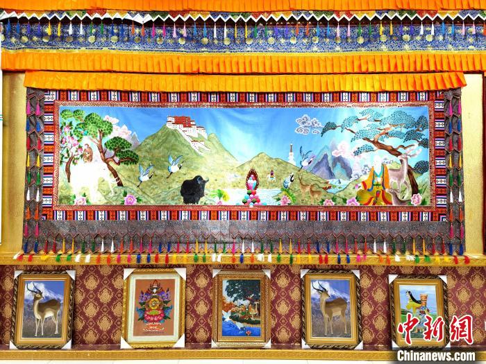 圖為藏繡作品?！∑钤鲚?攝