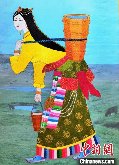 圖為藏繡作品《背水姑娘》?！∑钤鲚?攝