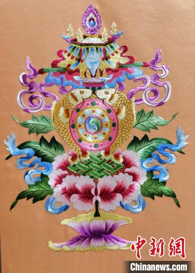 圖為藏繡作品?！∑钤鲚?攝