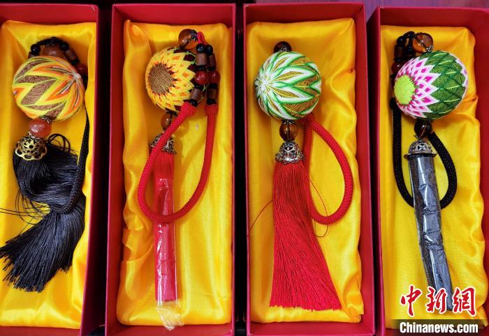 圖為藏繡手工藝品?！∑钤鲚?攝