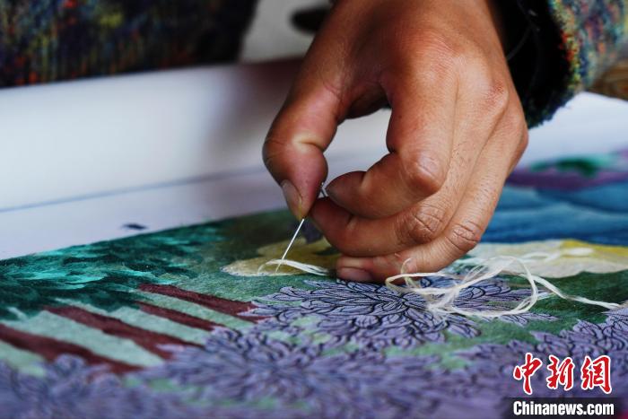 圖為“藏繡”細(xì)節(jié)圖?！●R銘言 攝