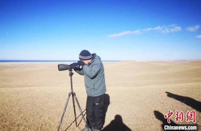 圖為工作人員正在進(jìn)行監(jiān)測(cè)?！∏嗪：皡^(qū)保護(hù)利用管理局供圖