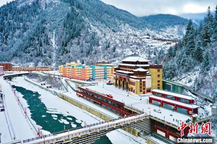 壤塘的雪后美景?！∪捞量h融媒體中心供圖