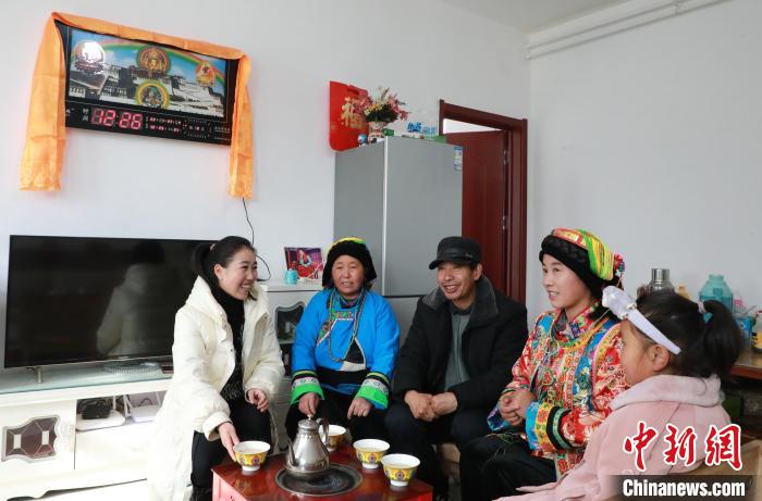 新家是兩層小樓房，一樓布置得充滿現(xiàn)代感，喝著藏式奶茶，一家人聊著今年春節(jié)怎么過?！《∷?攝