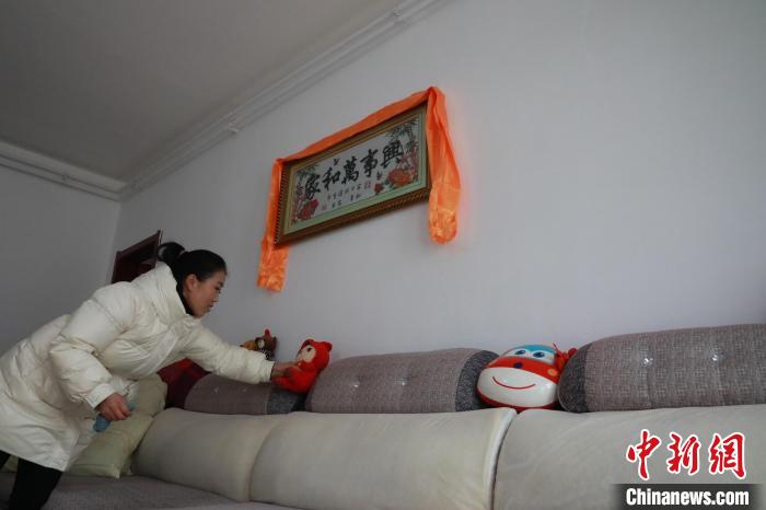 27日，春節(jié)將至，楊周馬草打掃房屋，拆洗沙發(fā)靠墊等。　丁思 攝