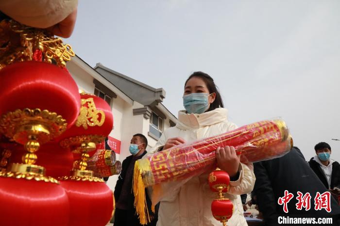 27日，蘭州新區(qū)為舟曲避險(xiǎn)搬遷移民送“春節(jié)包”，楊周馬草前往領(lǐng)取，紅色寓意來年的日子紅紅火火?！∥航ㄜ?攝