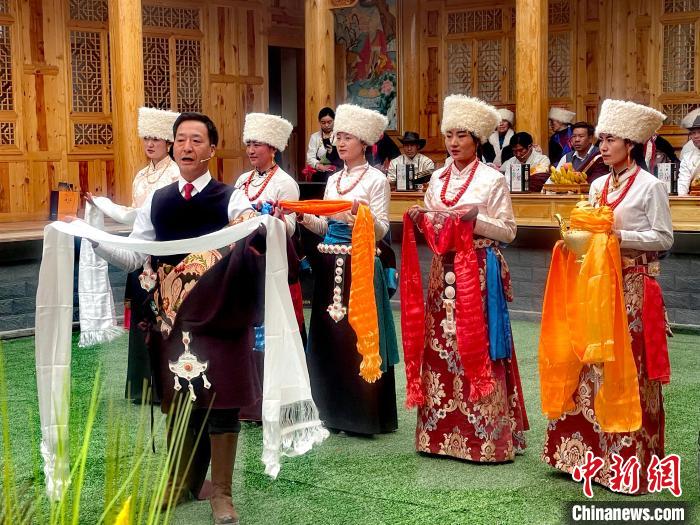 圖為“村晚”現(xiàn)場。　李玉峰 攝