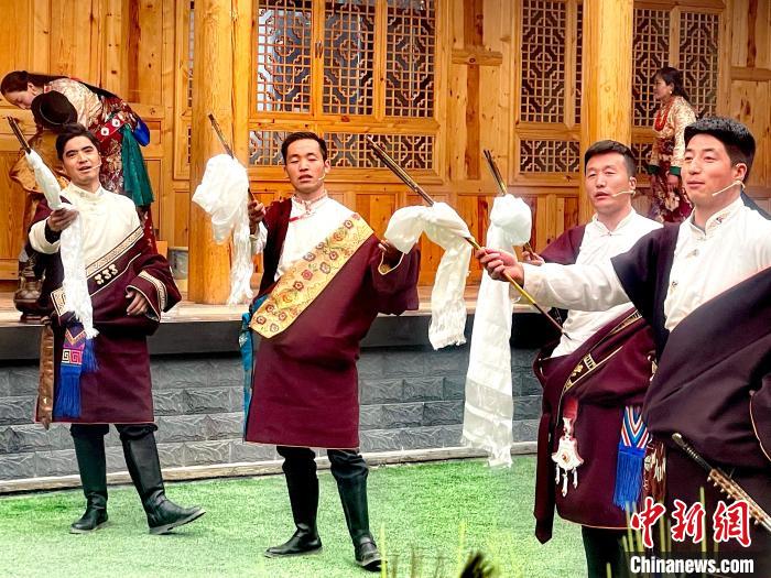 圖為藏族漢子表演節(jié)目。　李玉峰 攝