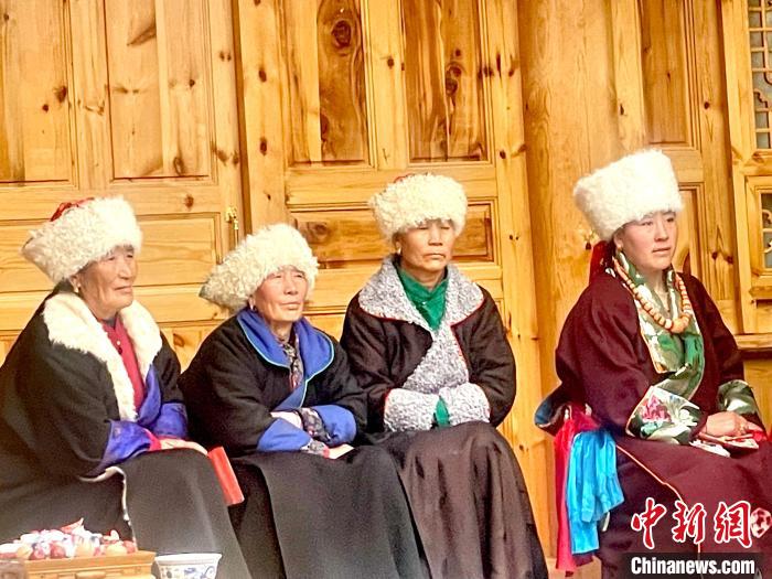 圖為藏族女性觀看“村晚”?！±钣穹?攝