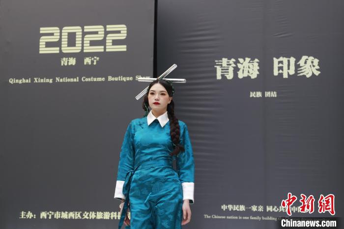 圖為模特展示少數(shù)民族服飾?！●R銘言 攝