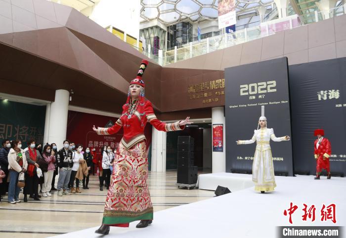 圖為模特身穿民族服飾進行走秀?！●R銘言 攝