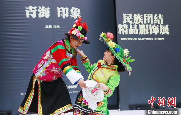 圖為模特身穿土族服飾進行“土族刺繡”表演?！●R銘言 攝