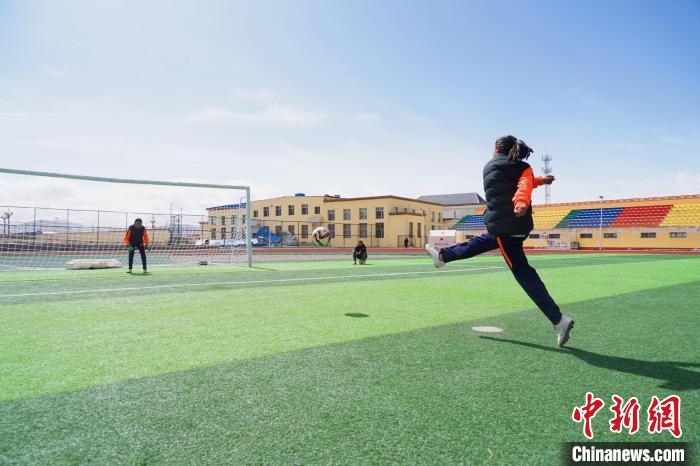 圖為一名女孩進行射門訓練?！●R銘言 攝