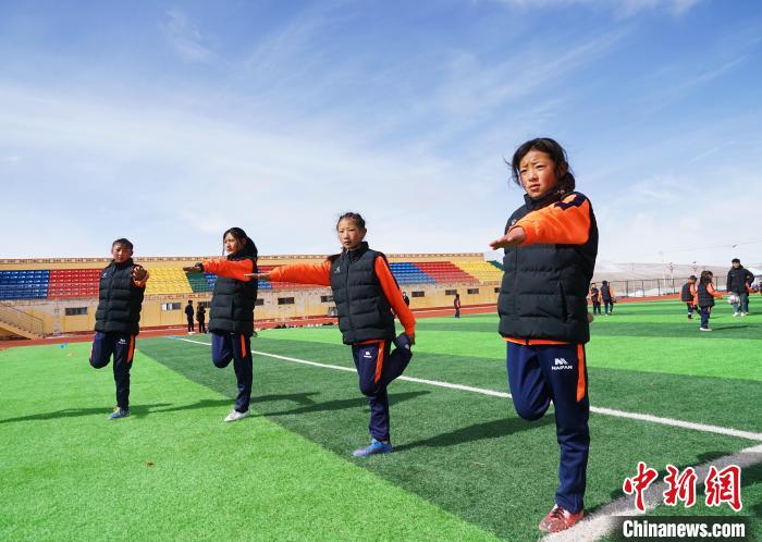 圖為孩子們正在熱身?！●R銘言 攝