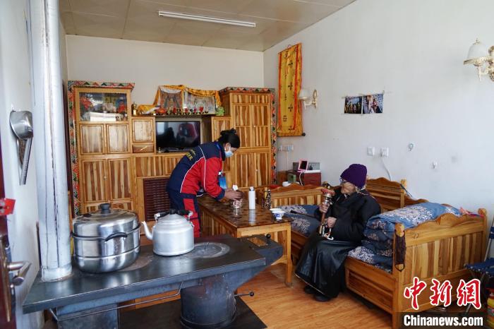 圖為敬老院護(hù)工為老人打掃屋內(nèi)衛(wèi)生。　馬銘言 攝