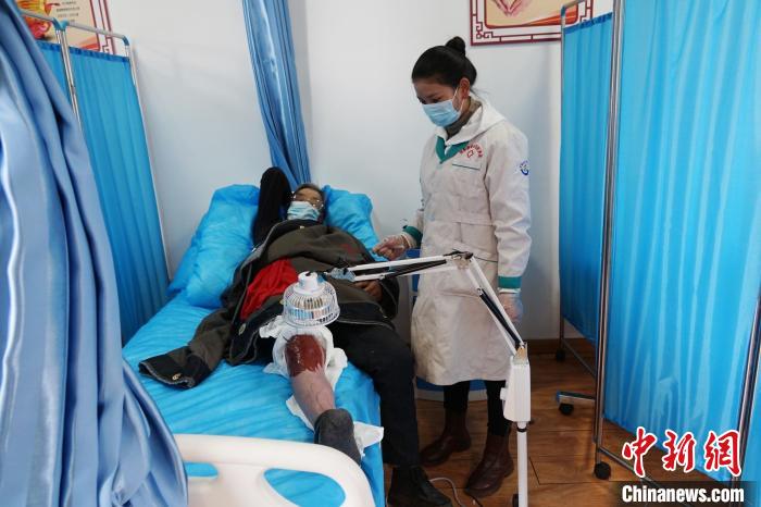 圖為敬老院醫(yī)生用藏藥為老人進(jìn)行治療?！●R銘言 攝