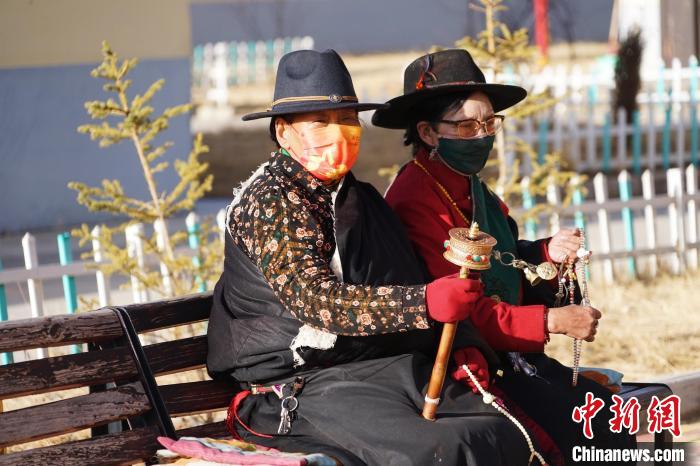 圖為敬老院老人在院內(nèi)曬太陽轉(zhuǎn)經(jīng)桶?！●R銘言 攝