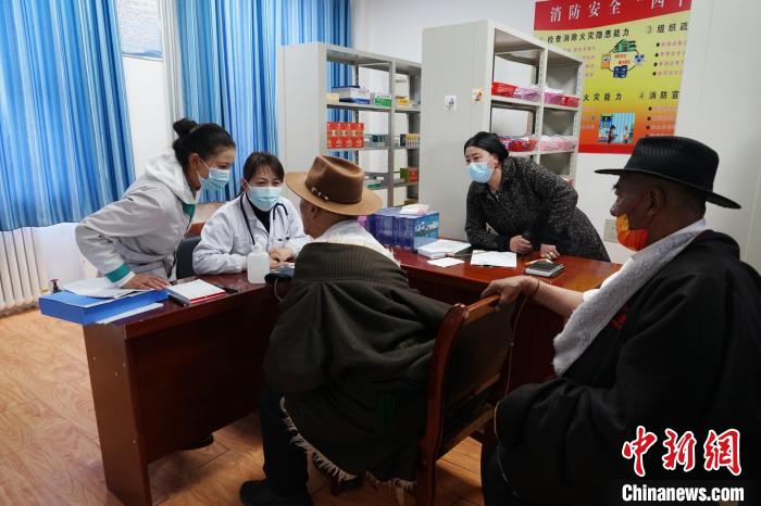 圖為骨科醫(yī)生為敬老院老人們進(jìn)行集中檢查。　馬銘言 攝