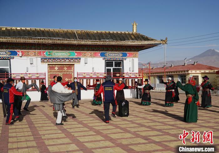 圖為老人們飯后跳起歡快的鍋莊舞蹈。　馬銘言 攝