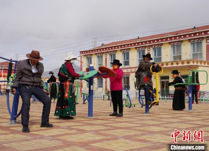 圖為老人們使用健身器材鍛煉身體?！●R銘言 攝