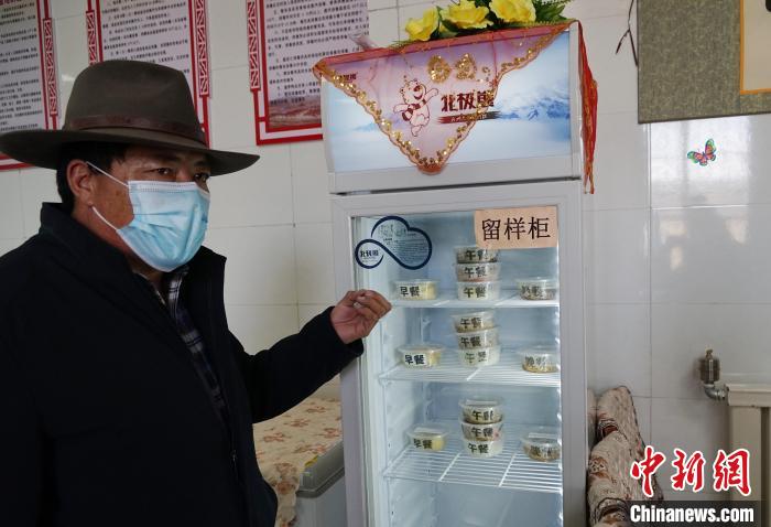 圖為敬老院院長德高介紹，老人們的三餐均有留樣記錄?！●R銘言 攝