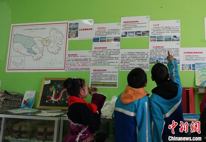 圖為學(xué)生在生態(tài)課堂上了解三江源國家公園知識?！●R銘言 攝