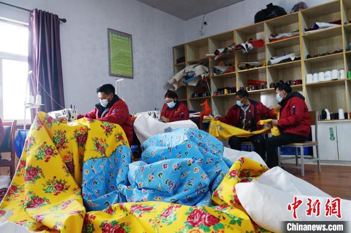 圖為工人們正在制作帳篷?！●R銘言 攝