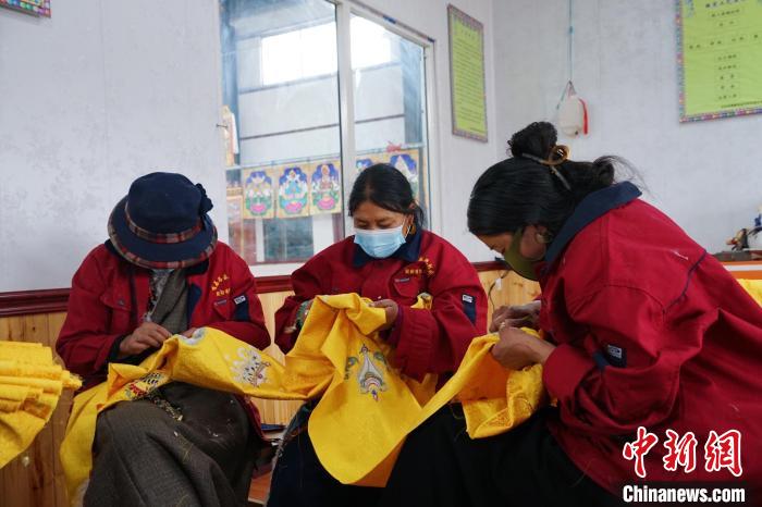 圖為工人正在制作哈達(dá)?！●R銘言 攝