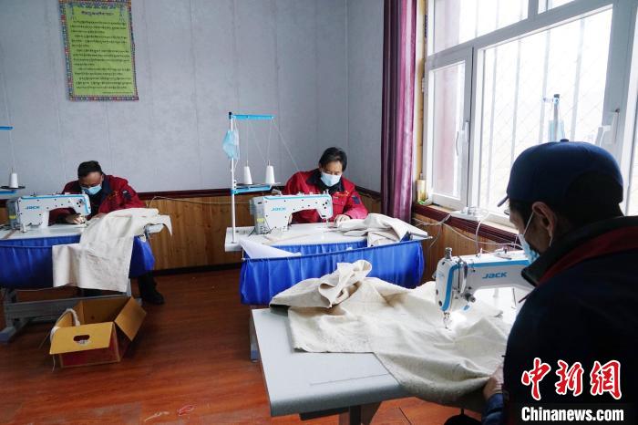 圖為員工正在制作藏服。　馬銘言 攝