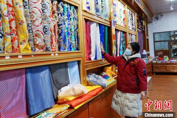 圖為員工清點(diǎn)布匹?！●R銘言 攝