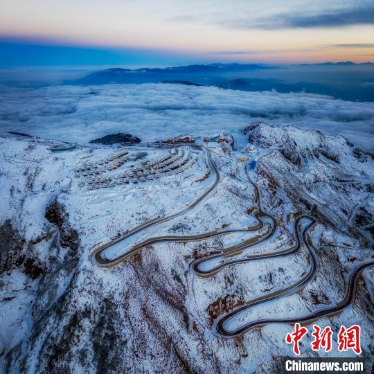 雪后的牛背山山頂和崎嶇的公路?！±顒P 攝