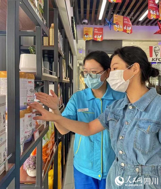 顧客可以在川內(nèi)中國石油加油站便利店內(nèi)選購到品質(zhì)純正的紅原奶粉。張霞攝