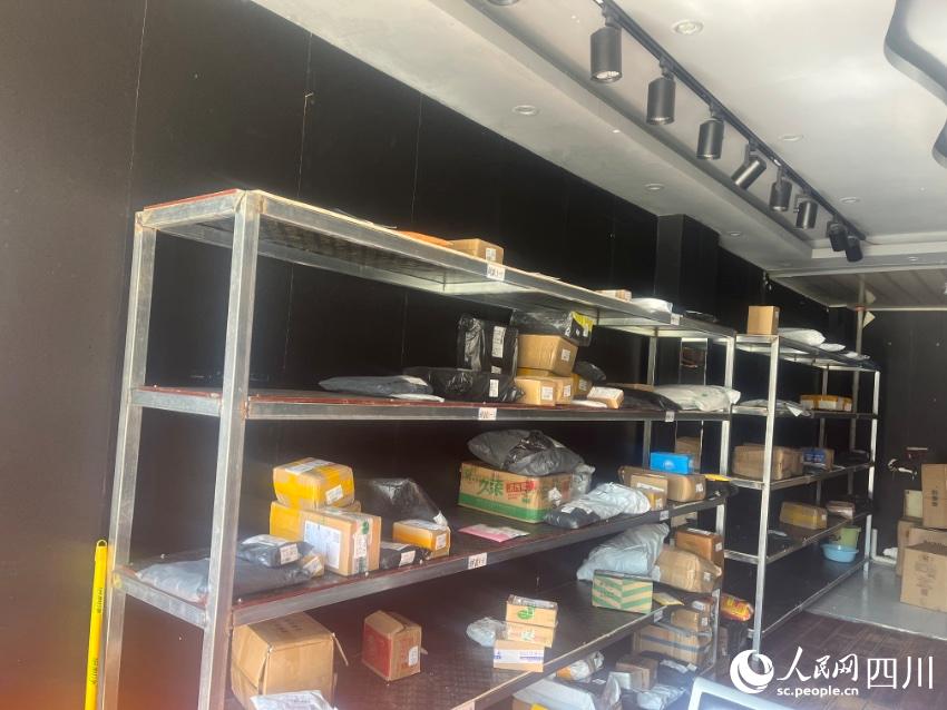 縣城自提點(diǎn)包裹。諸葛輝攝