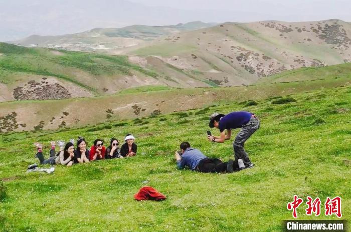 圖為民眾在草原留影?！⑿憔?　攝