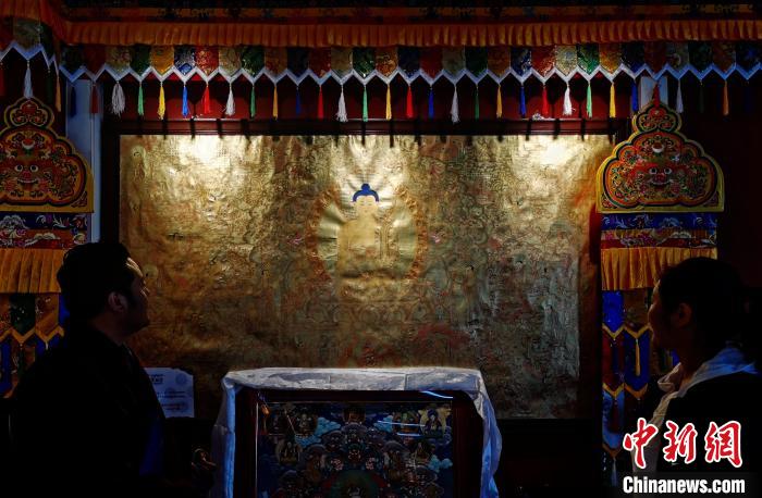 圖為使用金汁創(chuàng)作的金唐?！?zhí)砀?攝