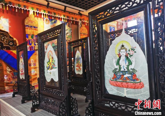 圖為久美尖措創(chuàng)作的藝術(shù)品。　張?zhí)砀?攝