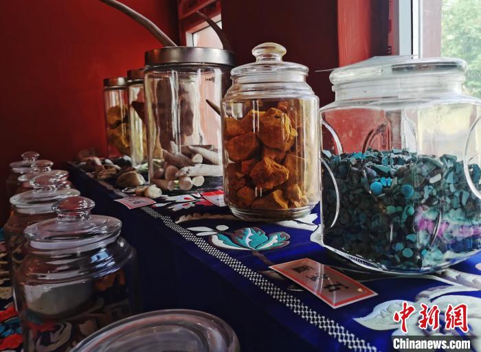 圖為唐卡繪畫礦物顏料展示?！?zhí)砀?攝