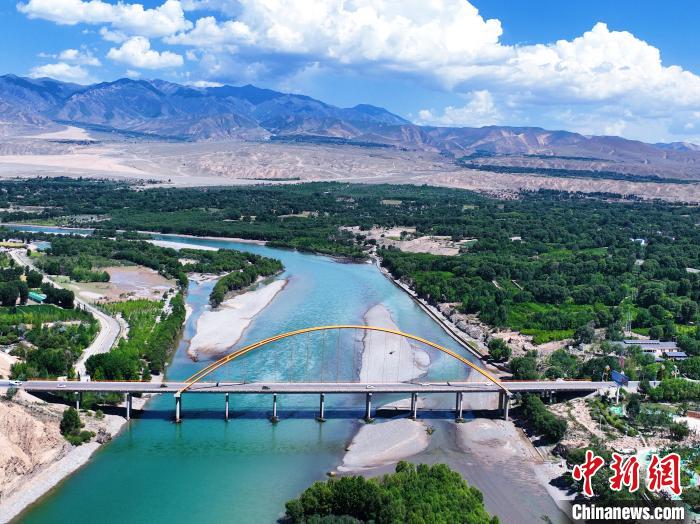 航拍貴德縣黃河岸畔綠意盎然。　馬銘言 攝