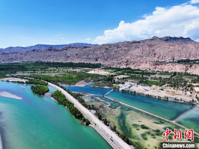 航拍貴德縣黃河岸畔綠意盎然?！●R銘言 攝