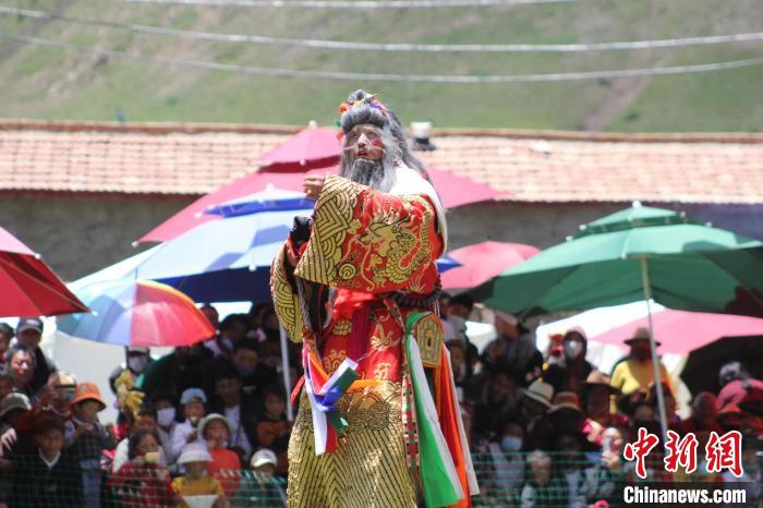 圖為觀眾們觀看表演?！“喱斂h文體旅游廣電局 供圖