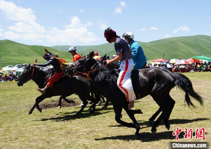 圖為選手進(jìn)行3000米賽馬比賽?！●R銘言 攝