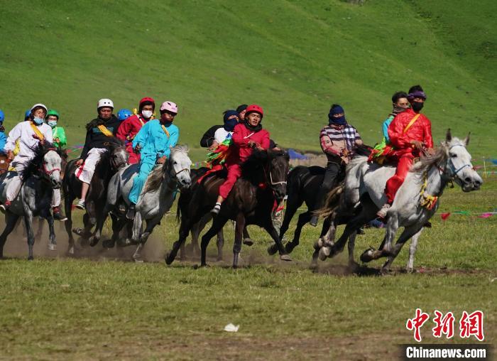 圖為選手進(jìn)行3000米賽馬比賽?！●R銘言 攝