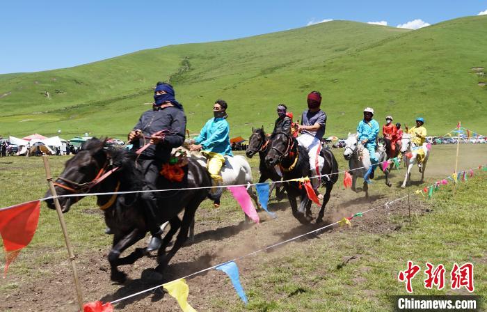 圖為選手進(jìn)行3000米賽馬比賽?！●R銘言 攝