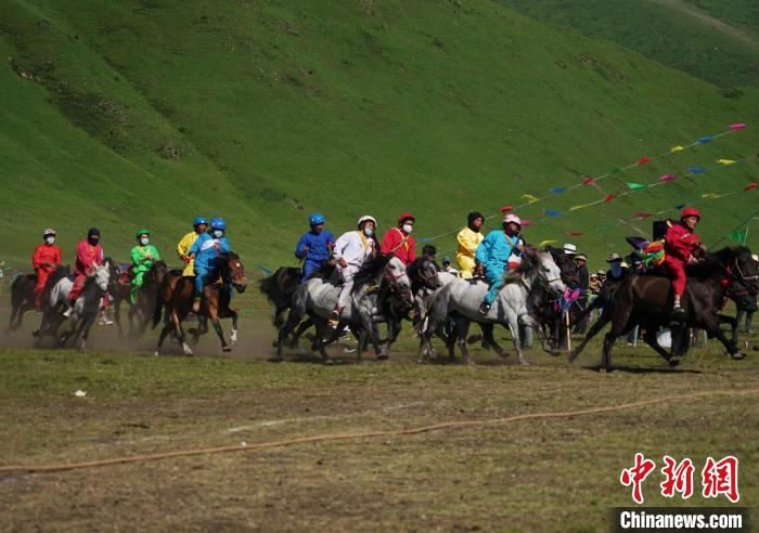 圖為選手進(jìn)行3000米賽馬比賽?！●R銘言 攝