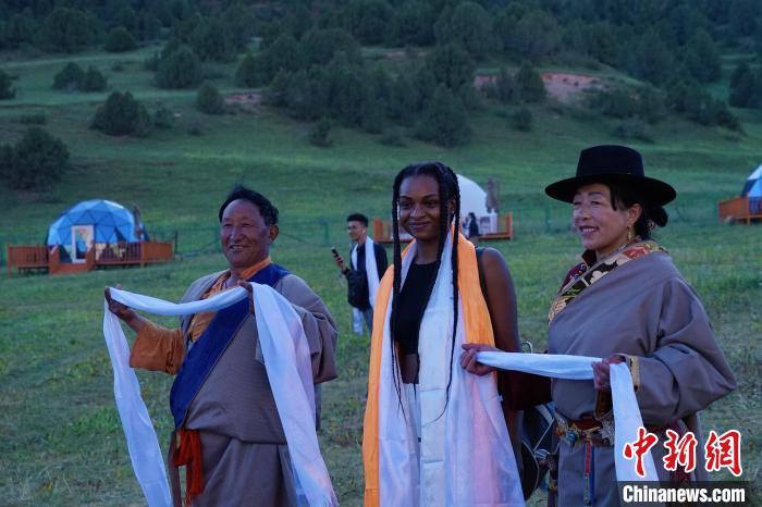 圖為當(dāng)?shù)孛癖娕c外籍留學(xué)生合影留念?！●R銘言 攝