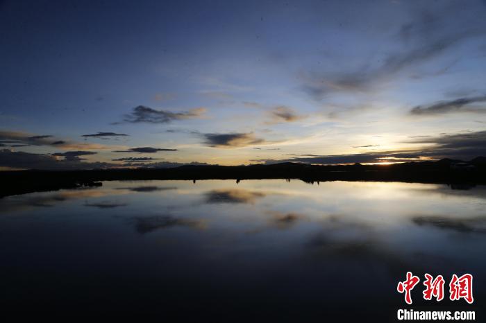 圖為夕陽(yáng)下的查旦濕地?！●R銘言 攝